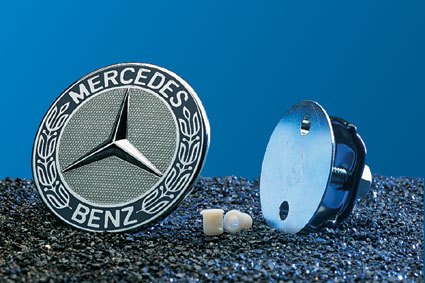 mercedes_benz_c-klasse_w203_emblem_halter_6122010.jpg