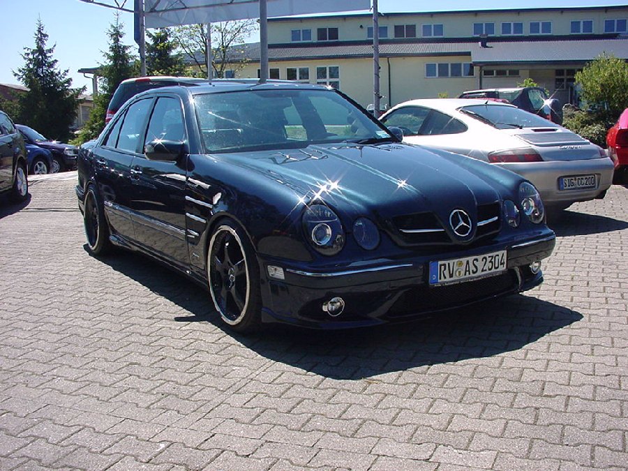 Sport_Kotfluegel_Mercedes-Benz_E-Klasse_W21052002.JPG